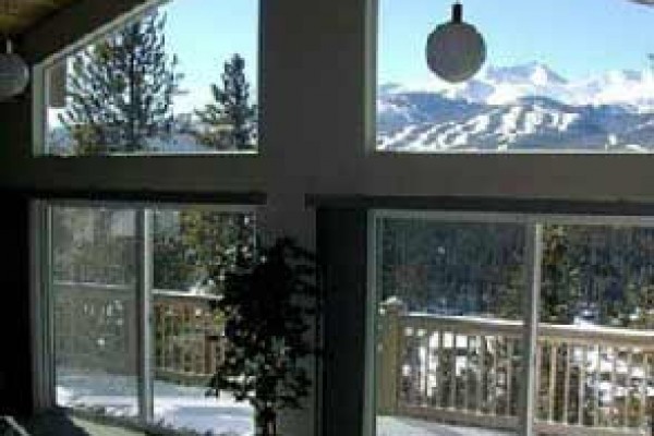 [Image: Ski Run Views, Private Hot Tub, Large Decks, Bbq, 3 Minutes to Town &amp; Activities]