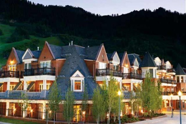 [Image: Great Prices on Super Luxury Aspen Accommodations -Call Now!]