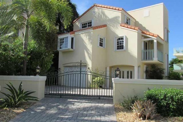 [Image: Luxury 3 Story Home with Wonderful Ocean Views, a Piece of Paradise.]