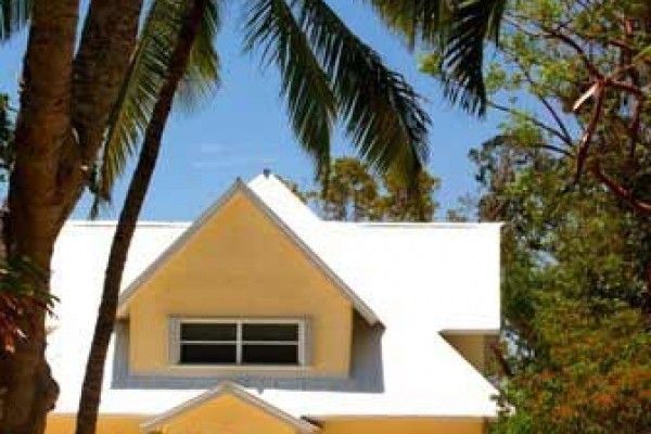 [Image: Bayfront Beach House with Sandy Beach]