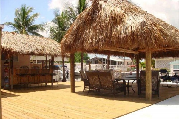 [Image: Absolute Paradise, 2/2 Waterfront,Pontoon Boat, 200'Pvt.Dock,Spa, Large Tiki Hut]