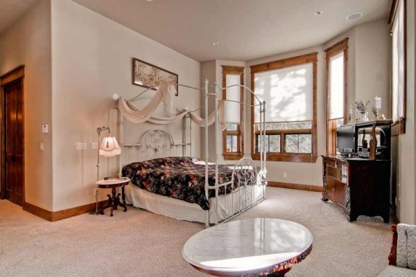 [Image: Spacious, Custom, Private Ski Home with Easy Town Access. Ask for Discounts!]