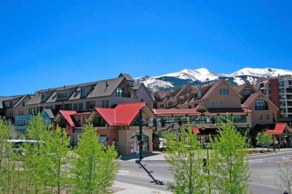 [Image: Corner Unit with Tons of Sun! Convenient Ski-in Access &amp; Free Private Shuttle]