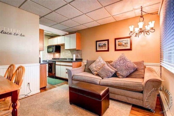 [Image: Adorable Ground Floor Unit with Lots of Upgrades, Ski-in on Four O'Clock Trail]